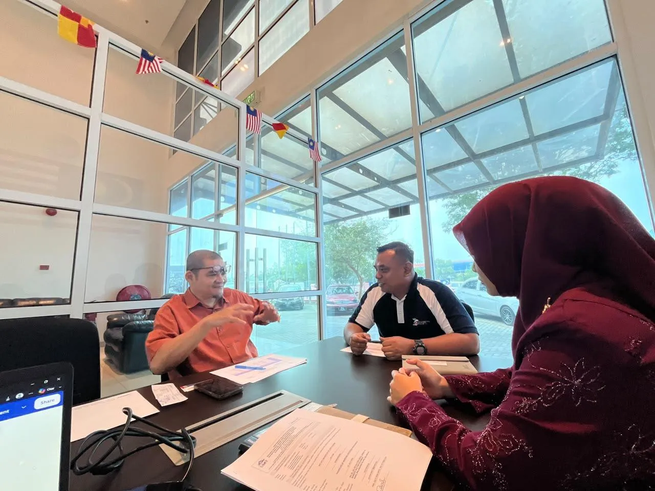 UMT visits Swift Haulage to study electric container haulage
